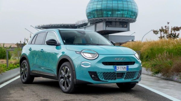 На пазара от 2023 година, Fiat 600 неминуемо препраща към миналото. Има два налични двигателя: бензинов и електрически мек хибрид. Двигателят на 600 hybrid е 1199 куб.см и осигурява 101 к.с. Електрическият обаче стига 156 коня. Обхватът му е 409 километра (пак по Wltp). Fiat 600 е дълъг 417 см и има минимален обем от 385 литра в багажника (360 при електрическия).